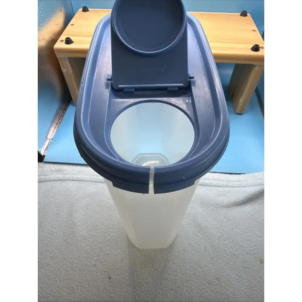 Tupperware storage 1614